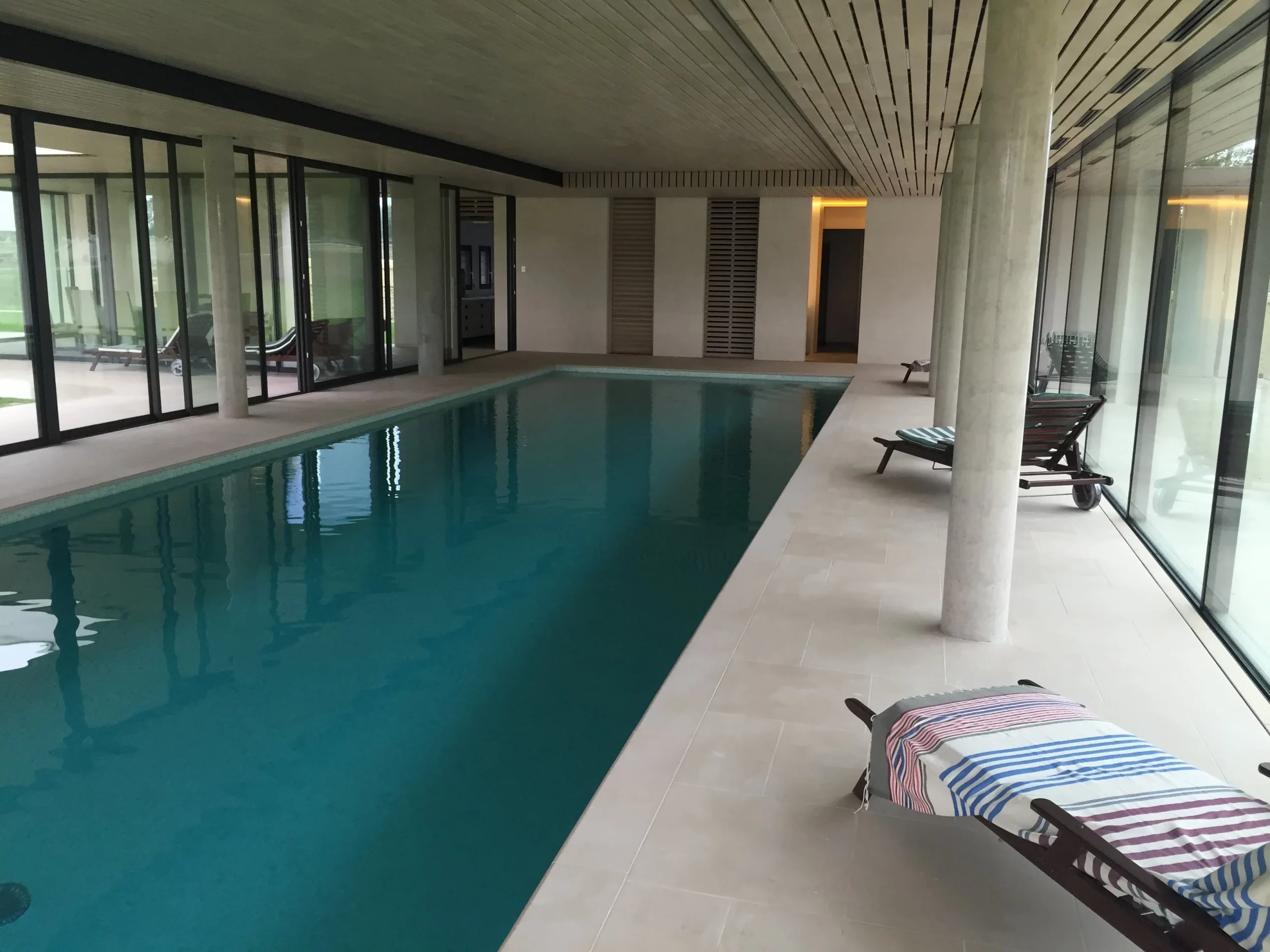 L'intérieur de la piscine d'architecte à Gonneville-en-Auge